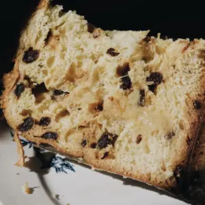 義大利 POLI 1898 麝香葡萄白蘭地酒香聖誕麵包 Panettone / Grappolone 卡士達內餡切面特寫。
